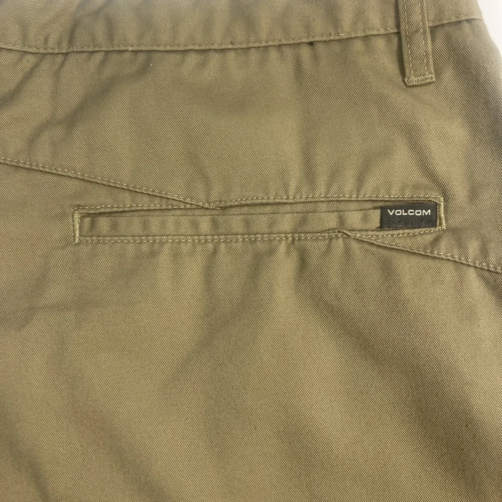 Volcom Khaki Chino Shorts Men's Size 36 Beige Flat Front Casual Skate